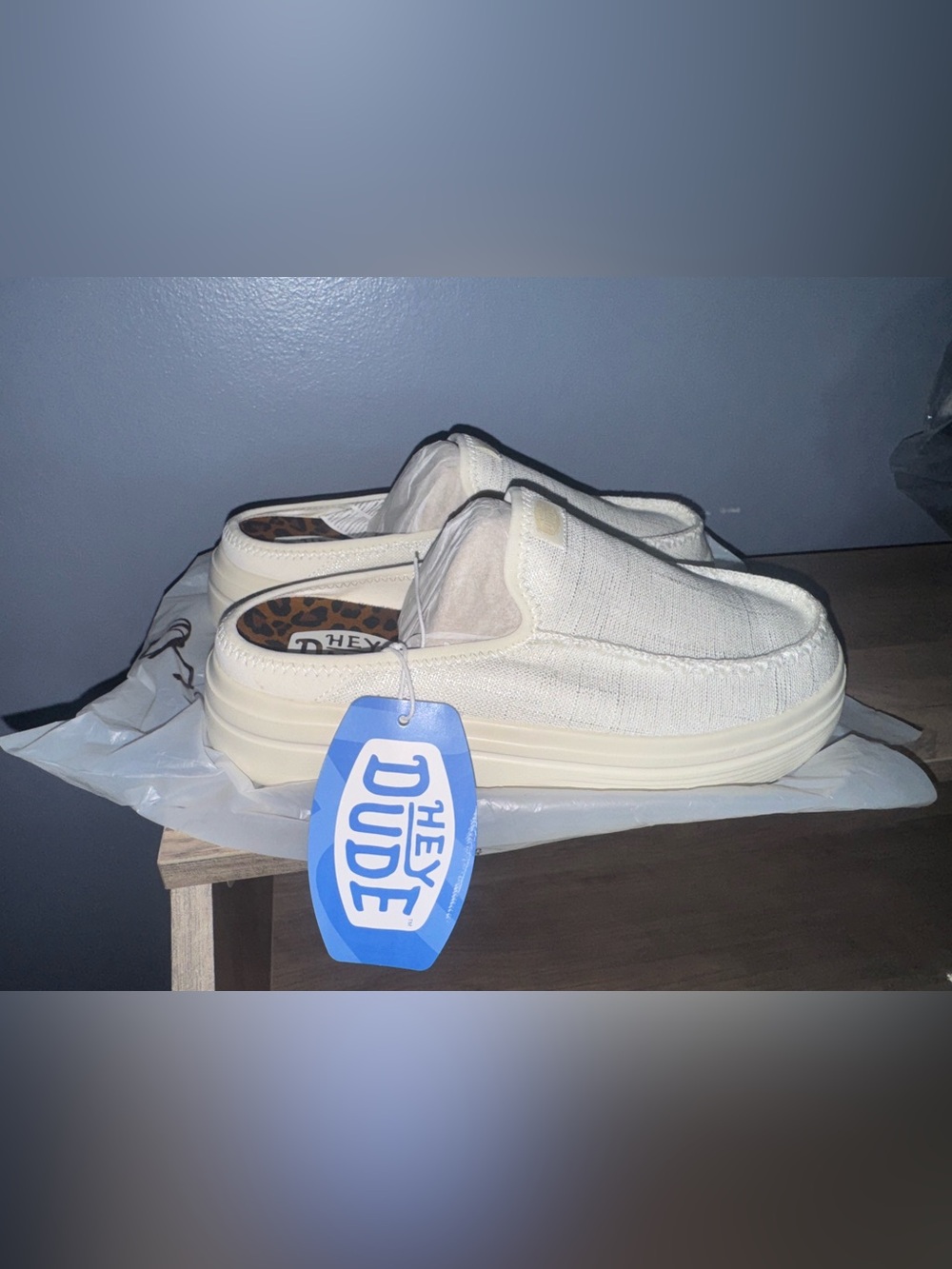 Hey Dude women's Sz 8 Slip-On Loafers in Cream